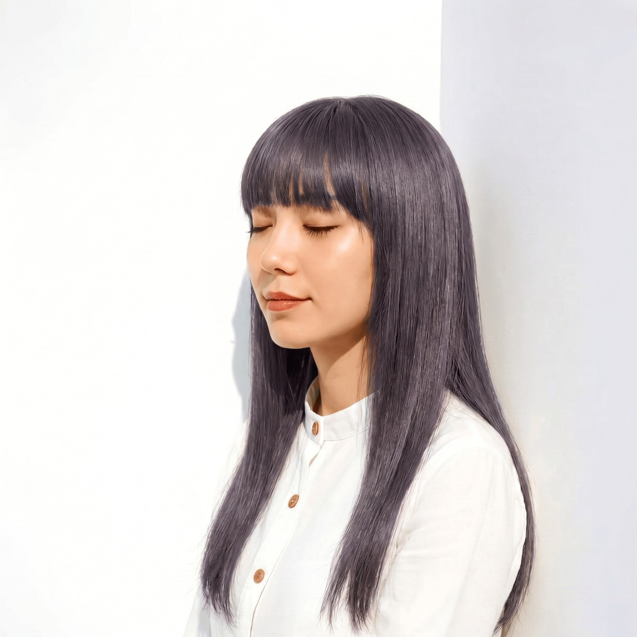 8. ラベンダーグレージュ×青みカラー: 上品でクールな印象を演出するヘアスタイル