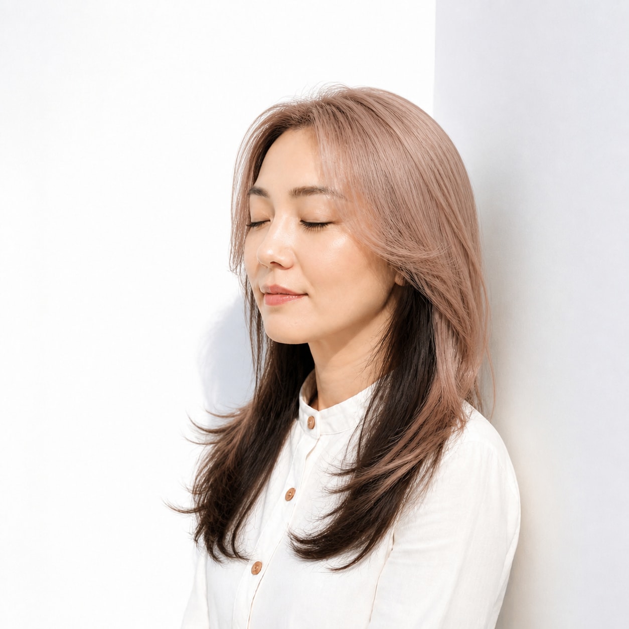 9. アンブレラカラー×ピンクグレージュ：40代のロングにさりげない華やかさ