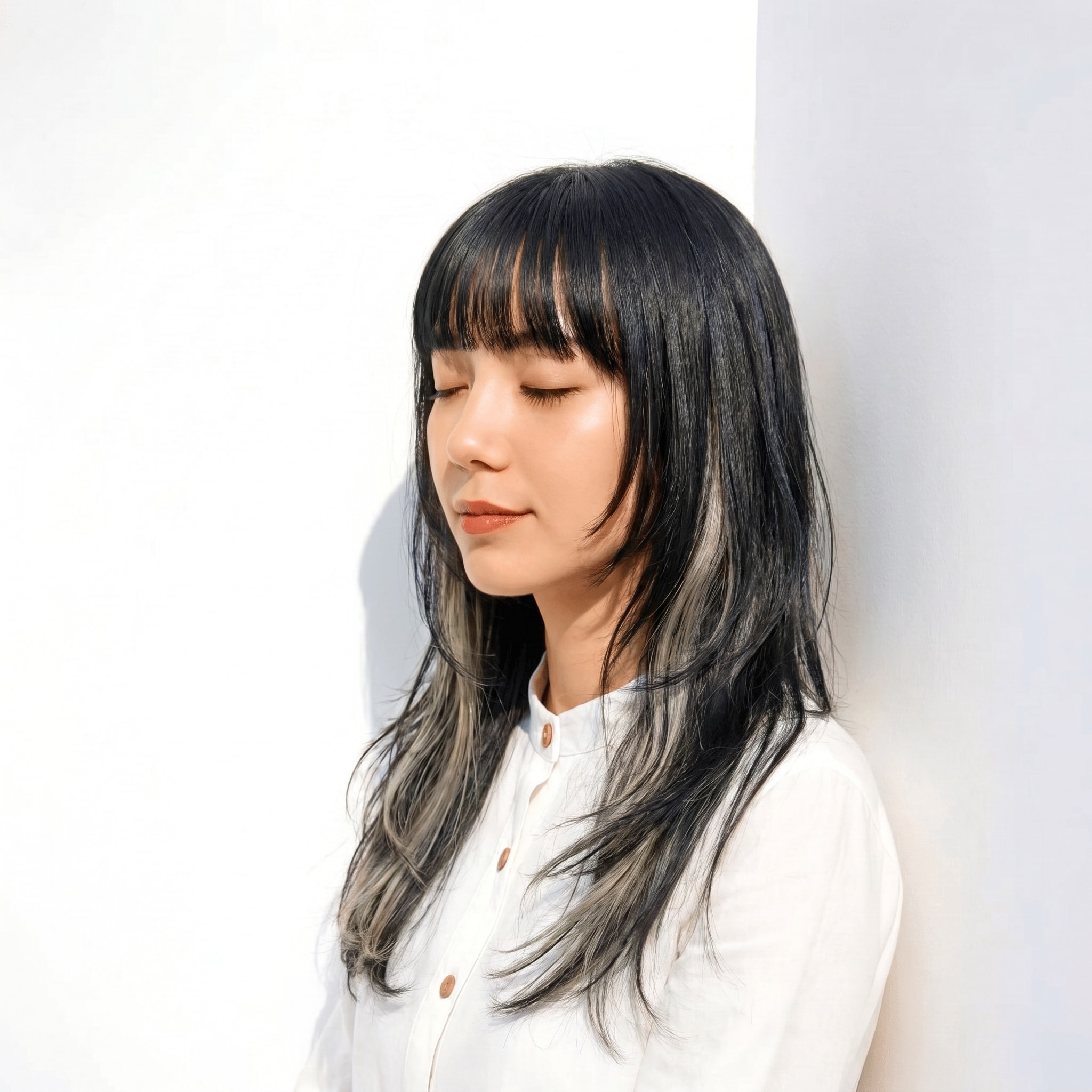 9. インナーカラー×グレージュ系ベージュ×ストレートミディアム: さりげない差し色で、横顔まで印象的に仕上げる