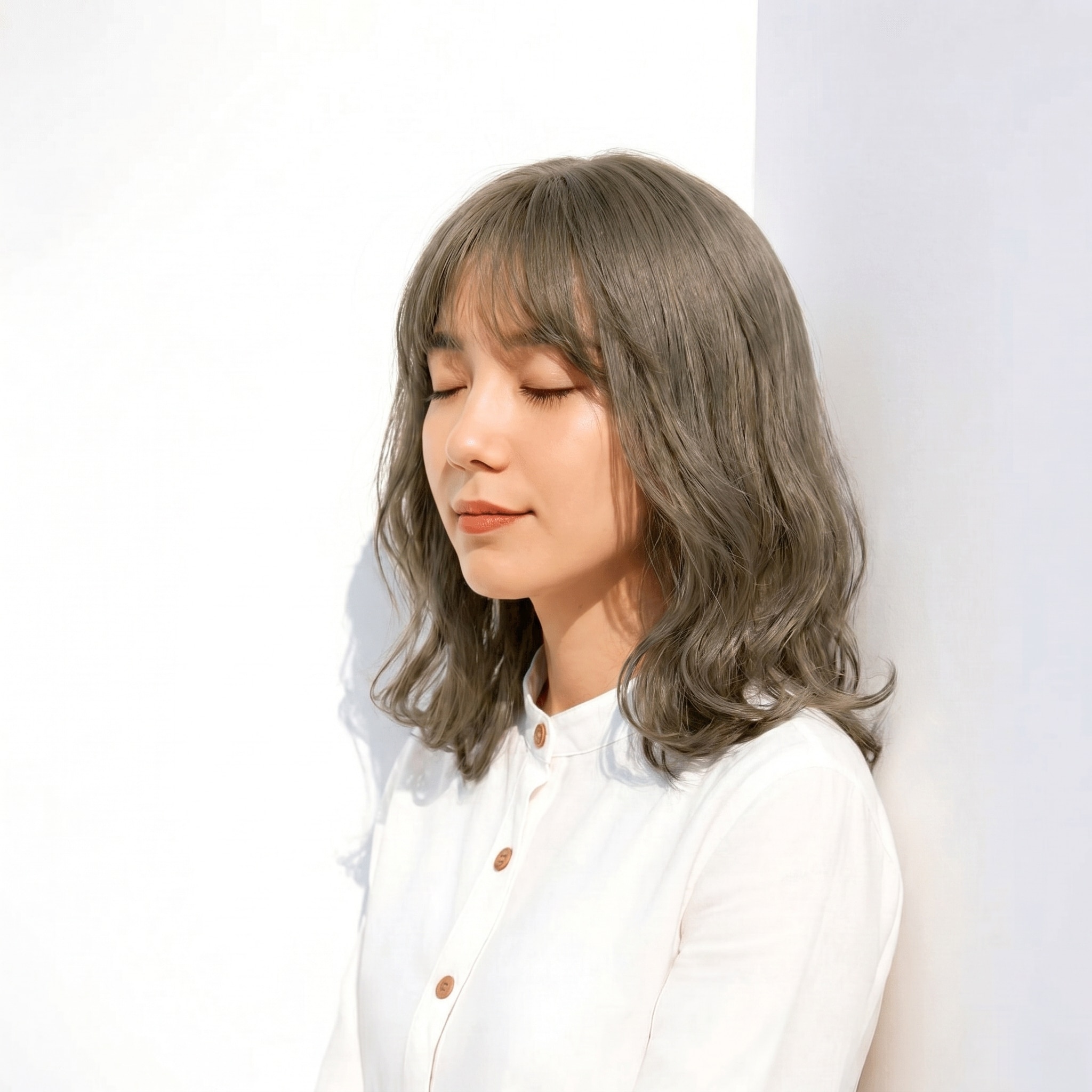 9. オリーブアッシュ×立体感: 毛流れの陰影で重さを感じさせないスタイル