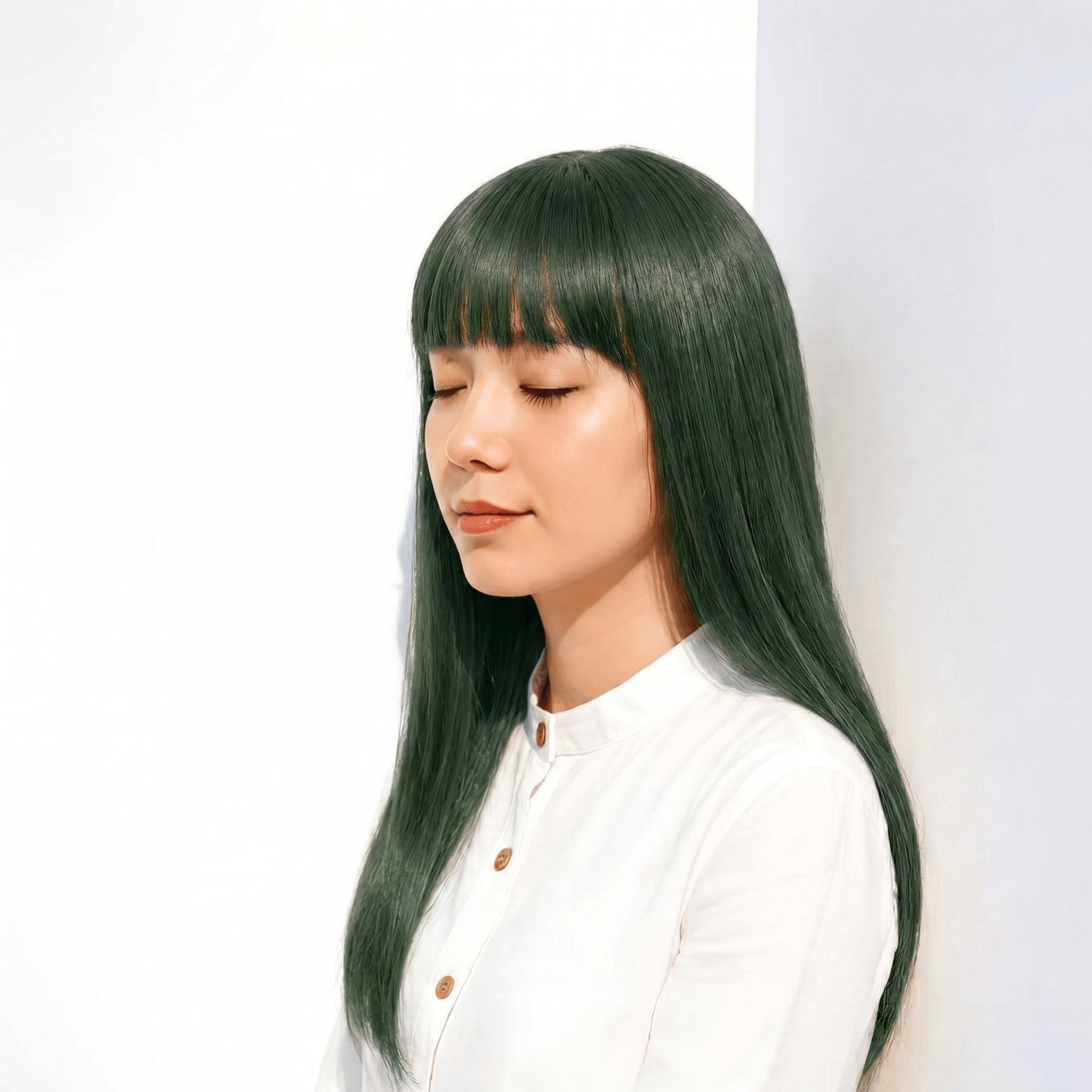 9. オリーブグリーン×ロングストレート: 青みディープカラーで凛としたIラインを演出