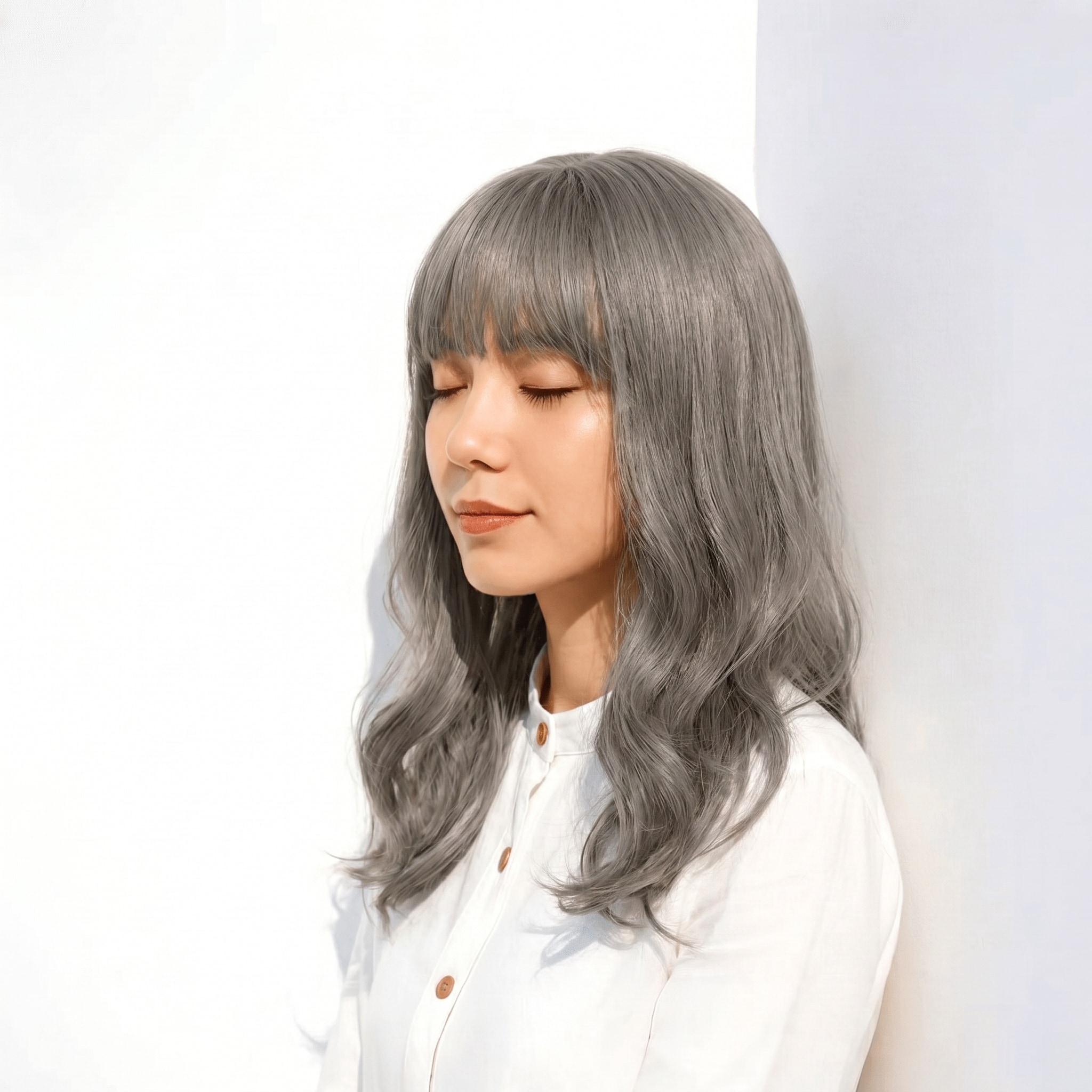 9. カーキグレージュ×Sカールミディ: 柔らかく揺れるスモーキーな光が魅力