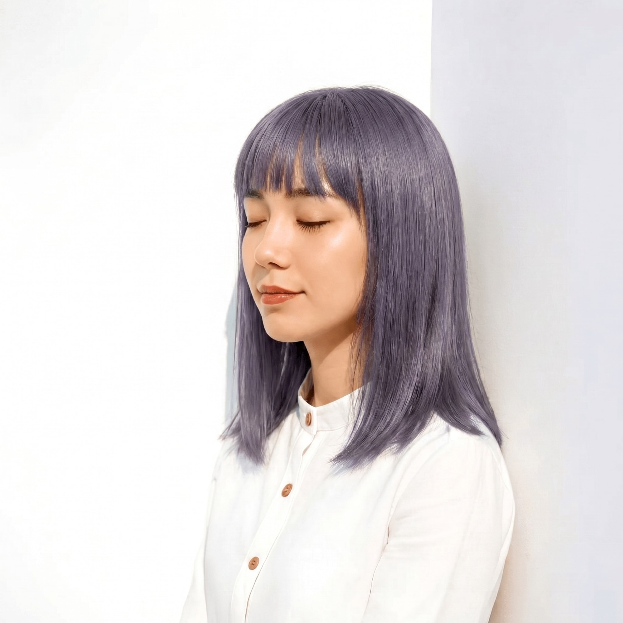 9. パープルシルバー×外ハネミディアム: 青みのある灰紫でストレート面をシャープに