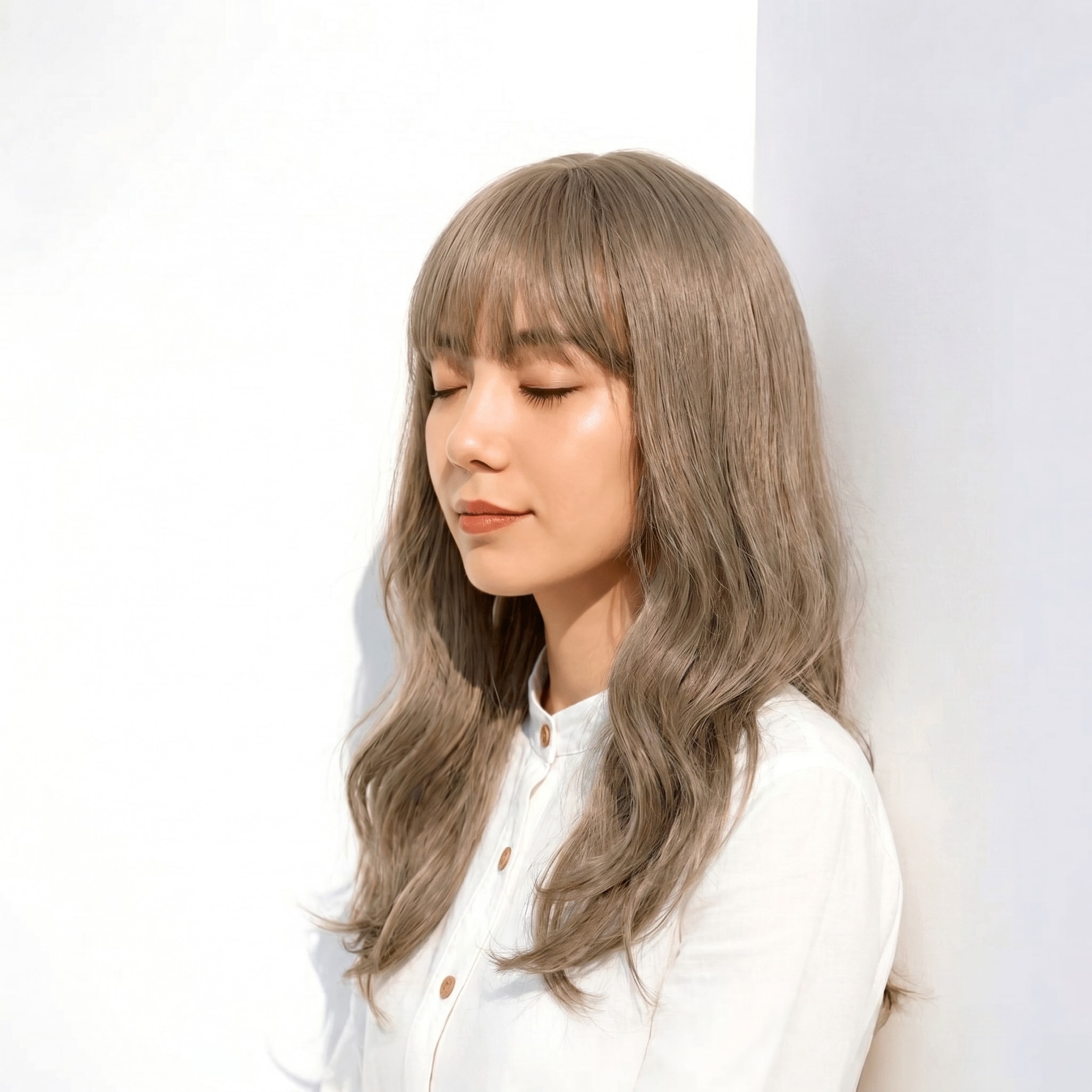 9. ミルクティーベージュ×垢抜け: 厚めフルバングとS字ウェーブで軽やかに
