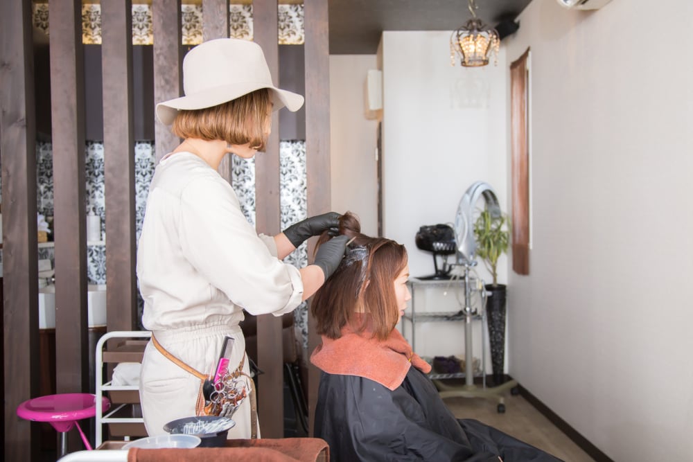 ② ライトナー：脱色力の強いカラー剤で明度だけをしっかり上げる