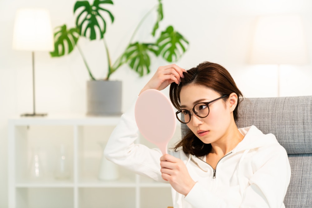 2. 白髪が目立たないヘアカラーにする