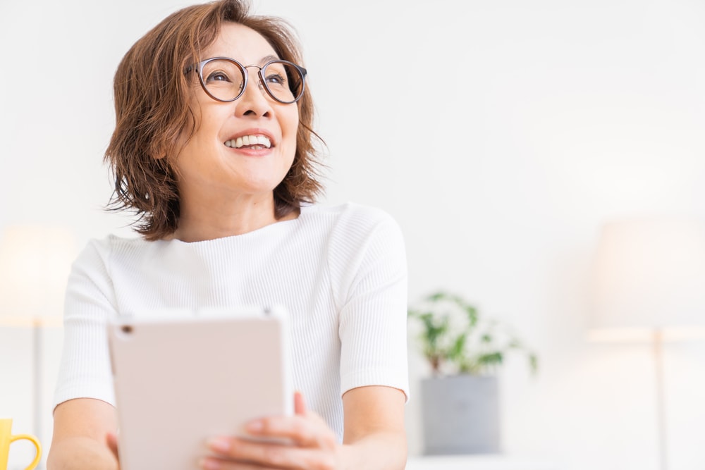 ミディアムヘア：グレイヘアも映えるナチュラルな洗練スタイル