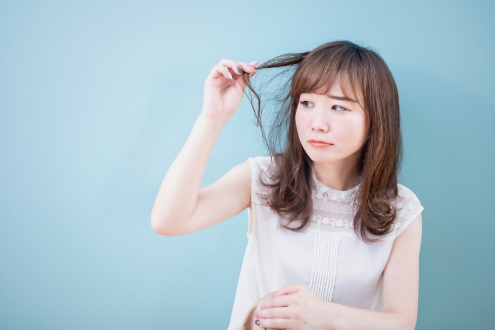 
髪がパサパサになる原因と対処法。うるつや髪にするコツまで徹底解説！
