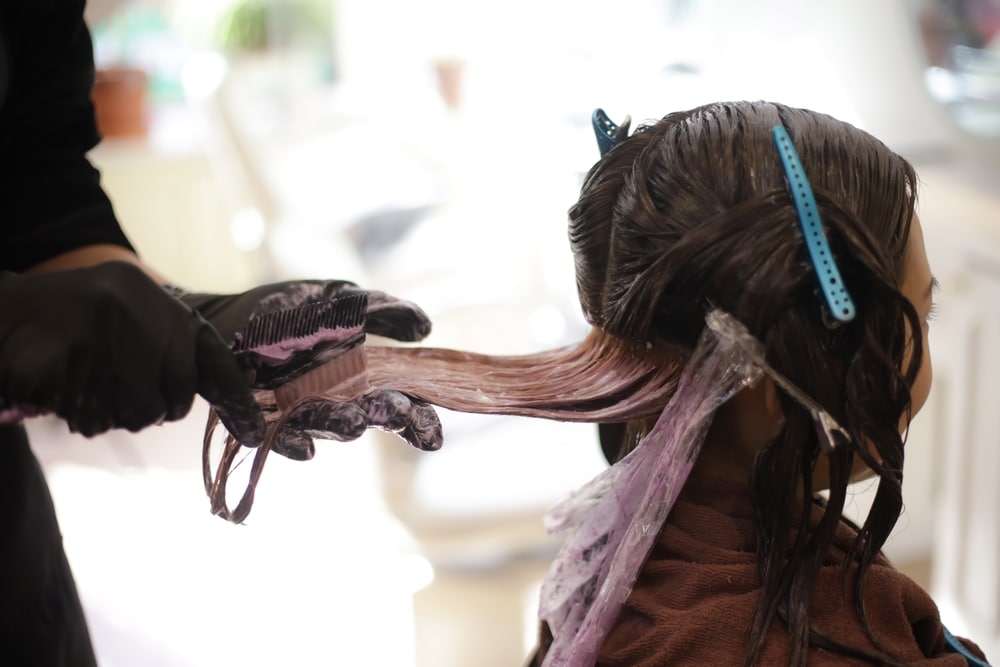 ① ダブルカラー：ブリーチなしでも2回染めで明るさを底上げする