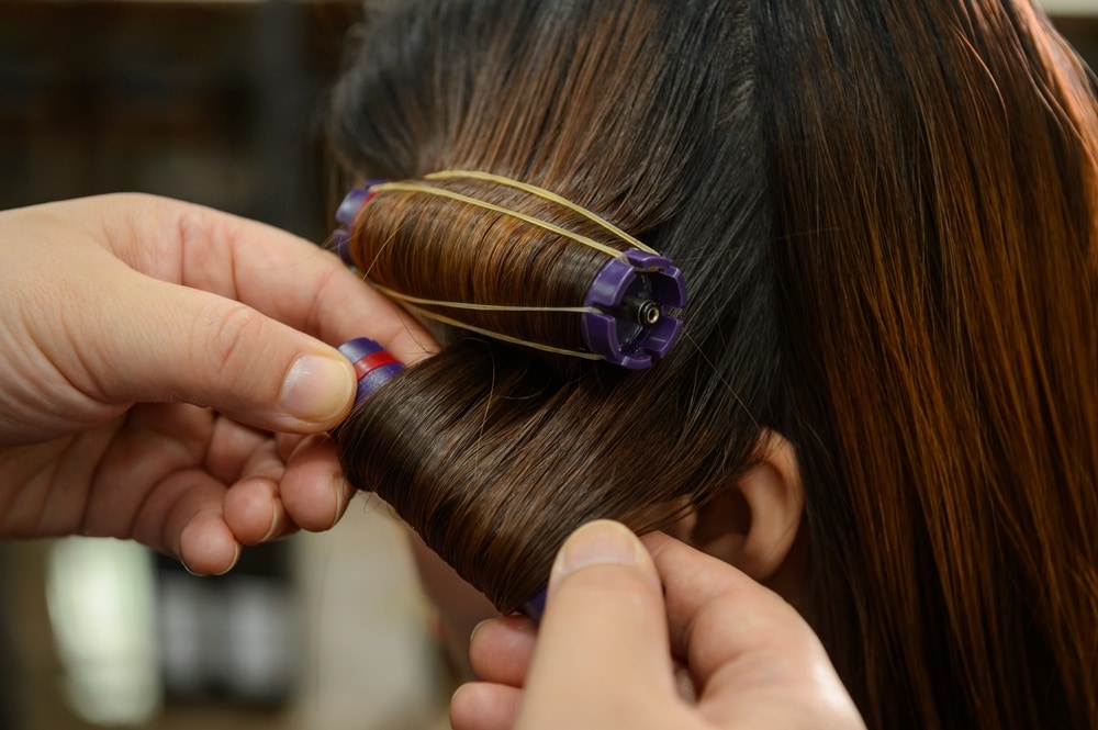 パーマとカラーは同時に施術できる？専門家が理想の順番について徹底解説！