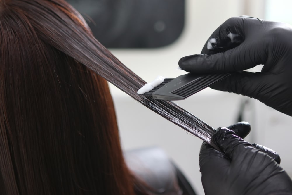 産後の抜け毛が出る時期にヘアカラーしても大丈夫？