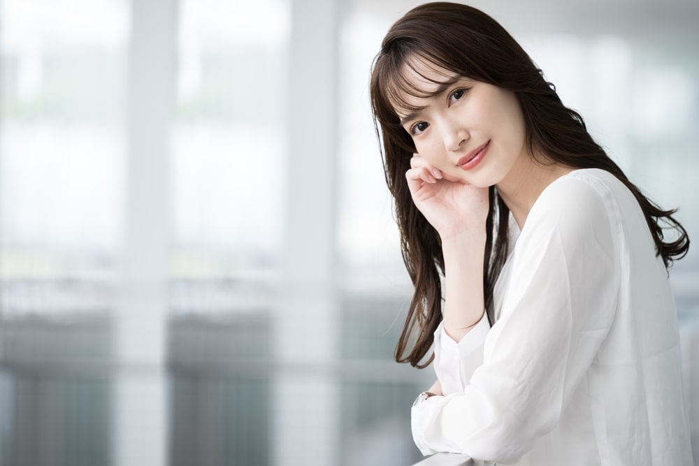 斜めバング：顔まわりをすっきり見せやすい