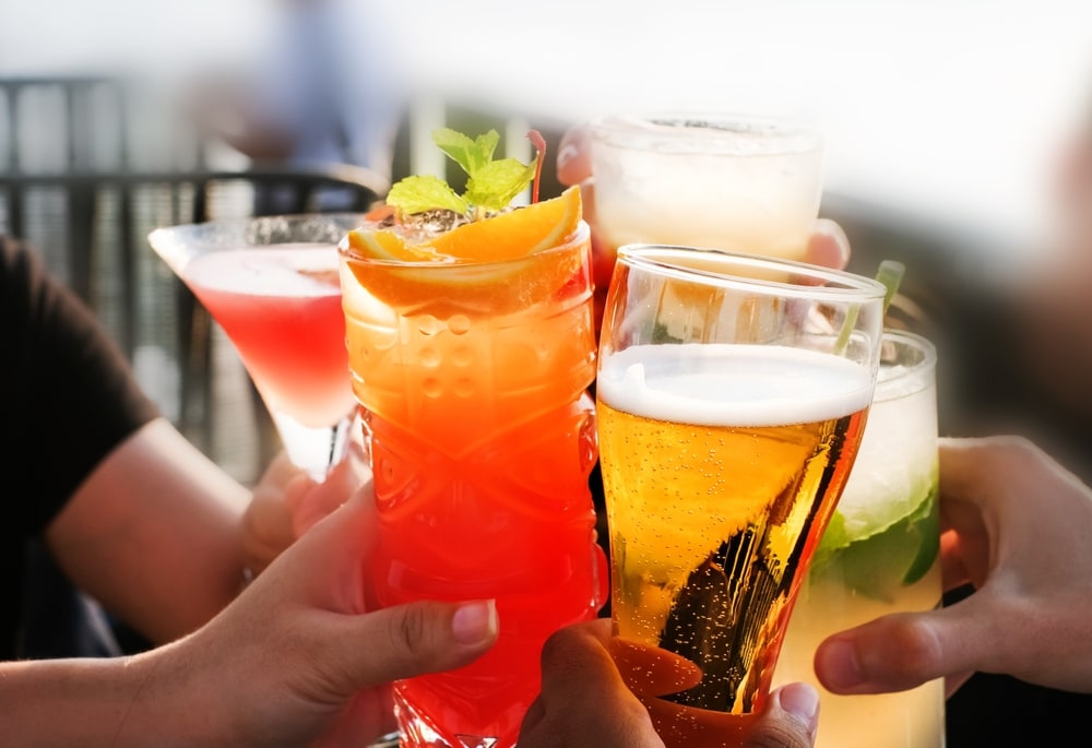 アルコールやカフェインを含む飲み物