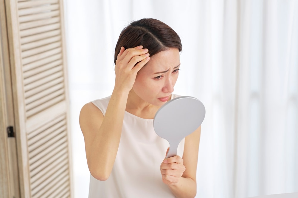 白髪そのままの髪型は周りから老けて見える！