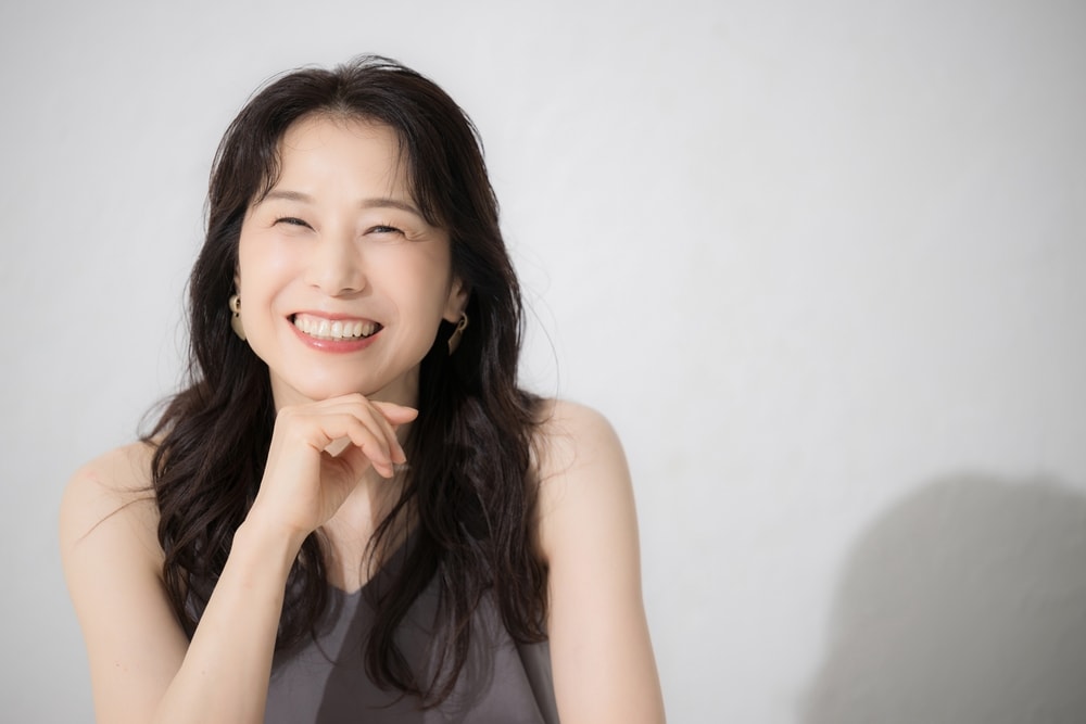 ロングヘア：白髪をぼかし動きとツヤで若見え