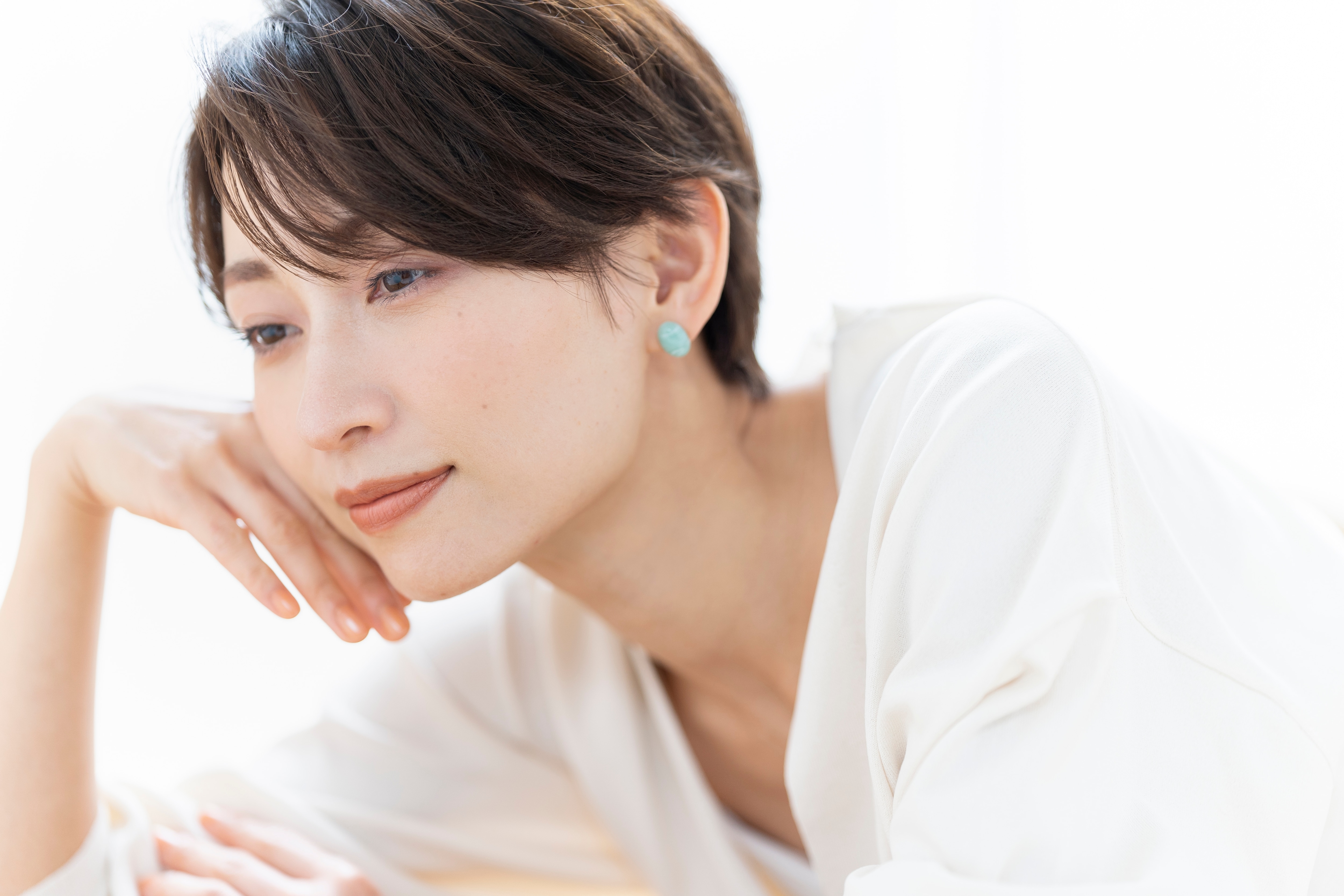 ショートボブ：白髪が目立たず上品さと抜け感を演出