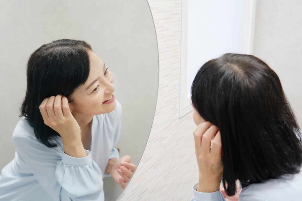 ③白髪が目立たないスタイリングをする