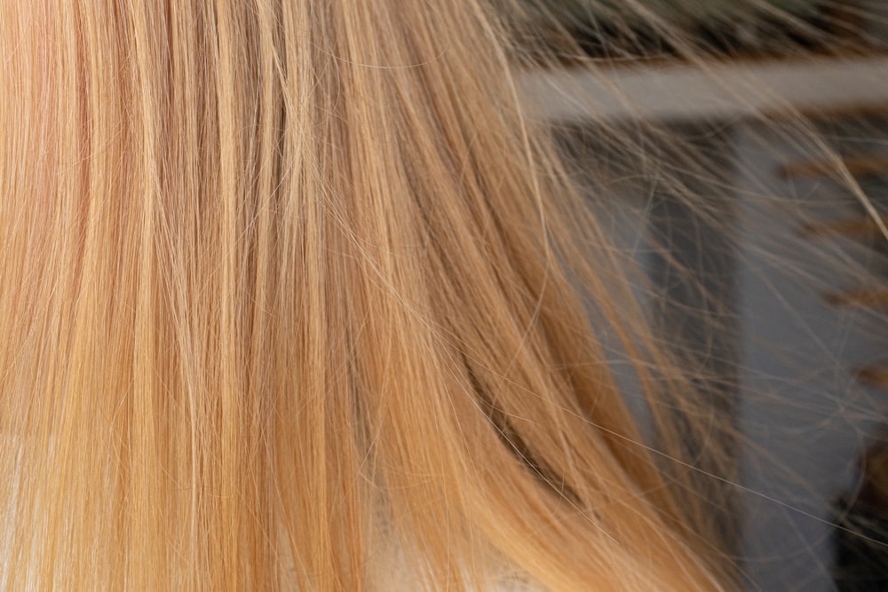 髪の毛に静電気が起こる仕組みと主な原因