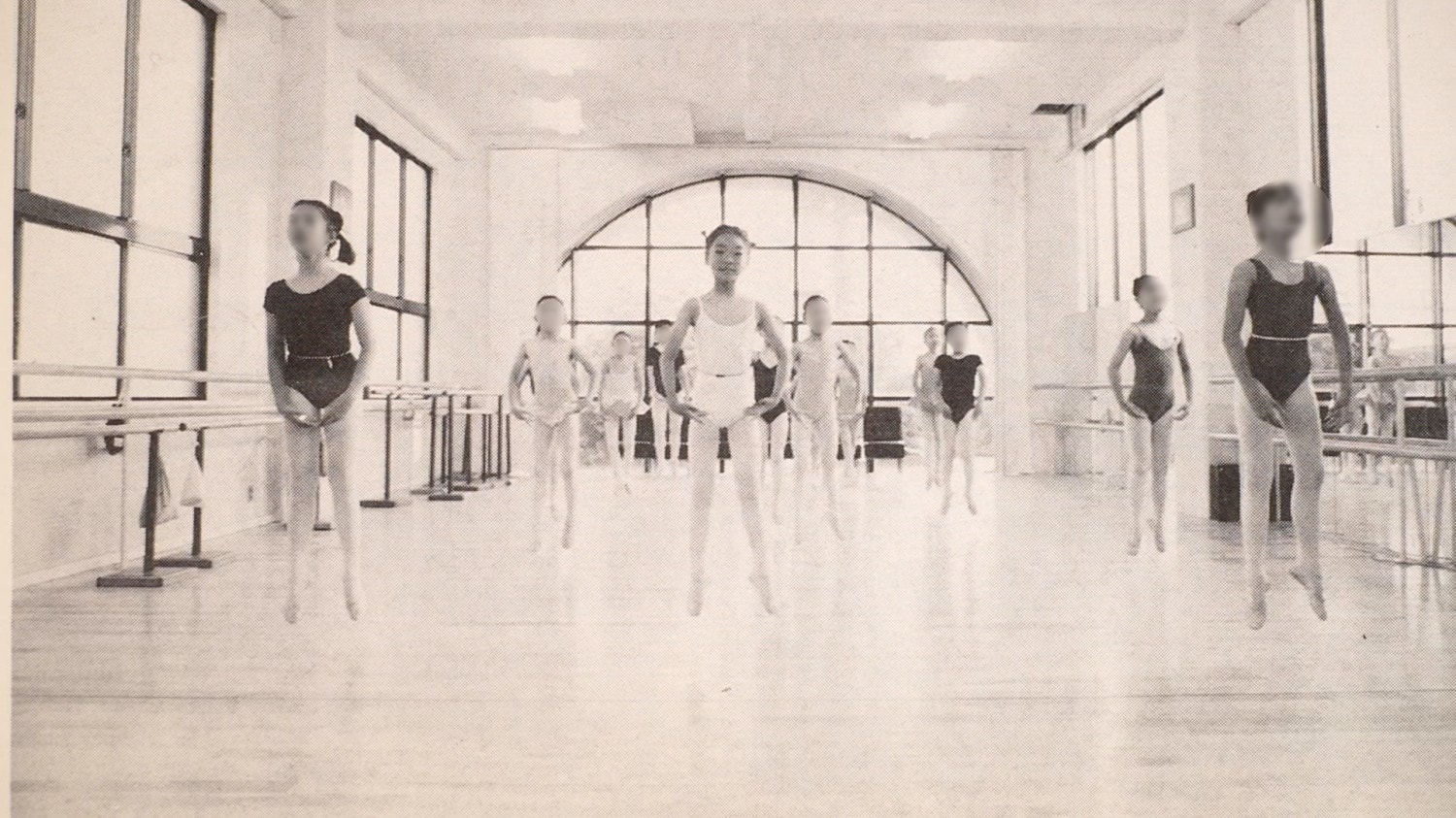 小学2年生の頃、バレエスタジオでのレッスンの様子（写真中央が上野さん）